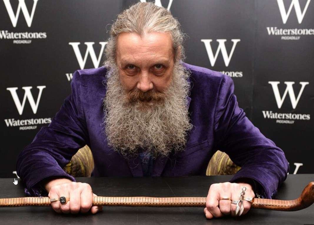 Alan Moore con su bastón