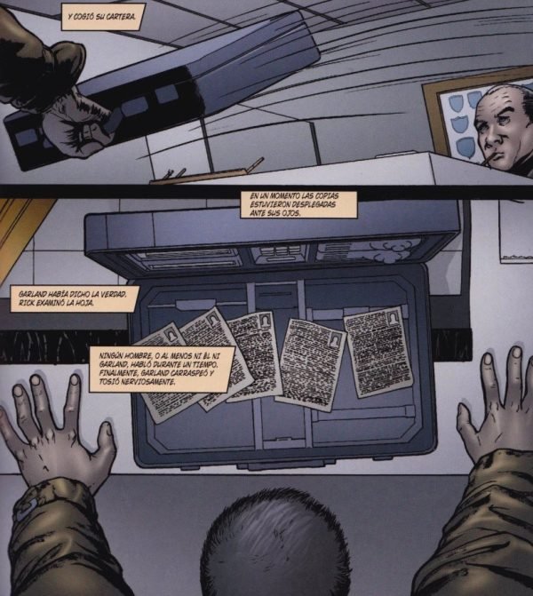 Examinando el maletín