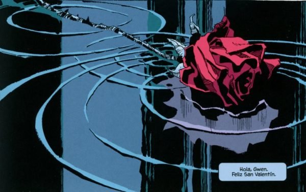 Una rosa en un charco de agua